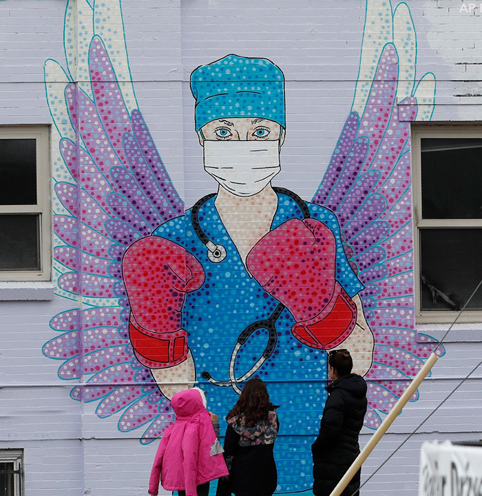 Віддають належне зусиллям ангелів-охоронців у медичних халатах. Фото з сайту facebook.com/golosameriki